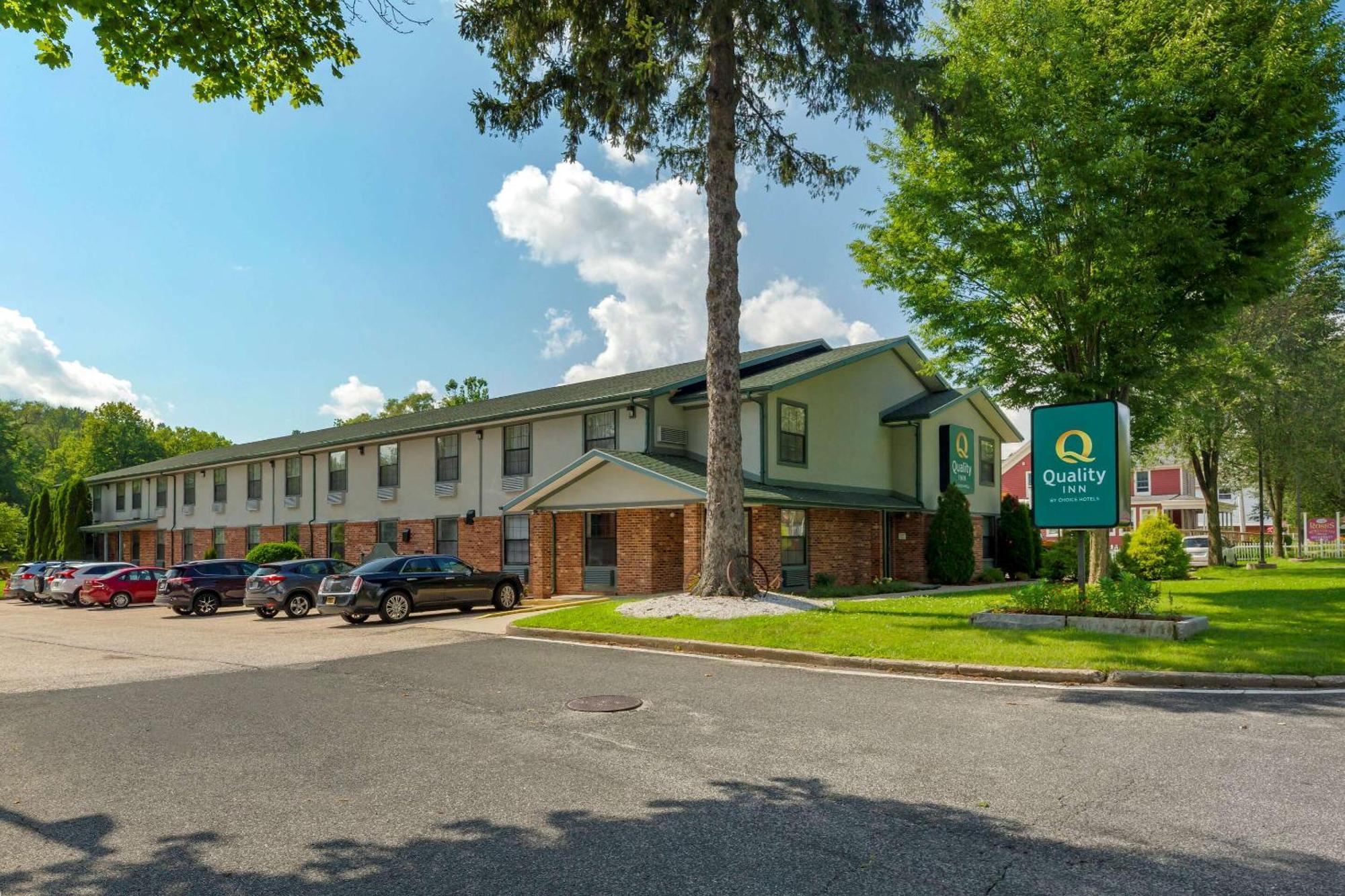 Where to Stay in The Berkshires: 4 Best Central Hotels